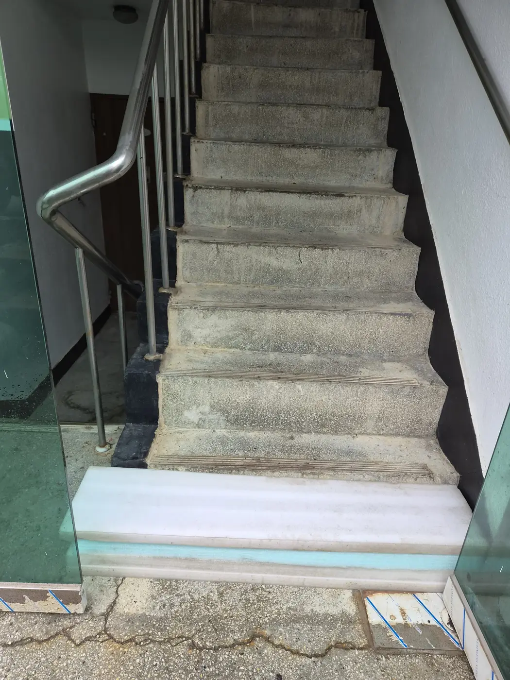카펫 계단 스테인리스 핸드레일 시공